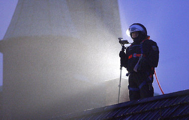Berliner Polizist filmt &shy;Demonstranten vom Dach eines Hauses...