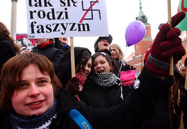 Antifaschistischer Protest: Polinnen in Warschau, März 2005