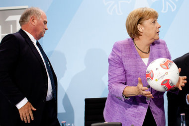 Uli Hoeneß und Angela Merkel am 13. September 2012 nach einer Pr...