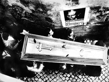 Der Sarg des ermordeten Politikers Aldo Moro wird zum Friedhof g...