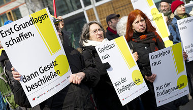 Atomkraftgegner am 9. April vor der niedersächsischen Lande... Atomkraftgegner am 9. April vor der niedersächsischen Lande...