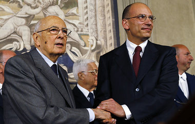 Der neue Ministerpräsident Enrico Letta (rechts) mit Staatspräsi... Der neue Ministerpräsident Enrico Letta (rechts) mit Staatspräsi...