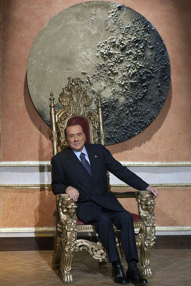 Italiens Mediendiktator Silvio Berlusconi geh&ouml;rt mit seinen...