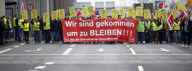 Lufthansa-Nachwuchskr&auml;fte bei einer Demonstration f&uuml;r ...