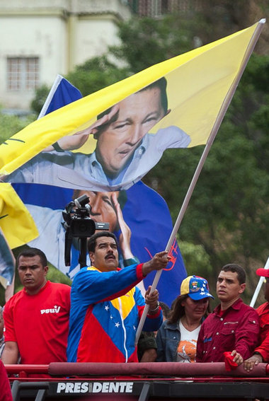 Nicolas Maduro mit einer Chávez-Fahne auf der Maidemonstr... Nicolas Maduro mit einer Chávez-Fahne auf der Maidemonstr...