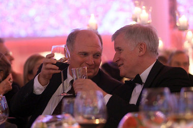 Die bayerische Variante: Allianz von Fußball und Regierung. Baye...