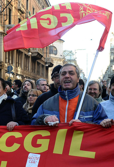 Proteste von Gewerkschaftern am 6. Dezember in Turin. CGIL und F...