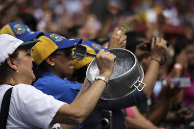 Capriles hat Kochtopfschlagen als &raquo;Widerstand&laquo; gegen...
