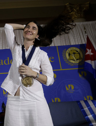 Yoani S&aacute;nchez, geschm&uuml;ckt mit einer Medaille des Mia...