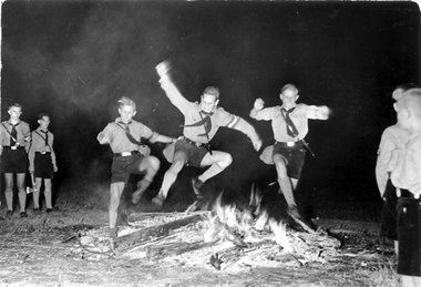 HJ-Mitglieder bei einer Sonnenwendfeier 1937 &ndash; Junge Intel...