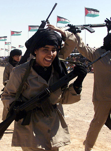 Eine K&auml;mpferin der Frente Polisario bei einer Parade 2001 i...
