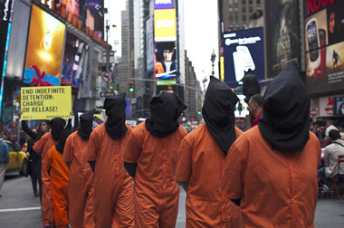 Als Häftlinge verkleidete Demonstranten gegen Guantánamo Bay am ...