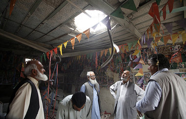 Pakistanische Polizisten begutachten nach einem Anschlag die Sch...
