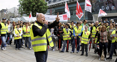 Stuttgarts ver.di-Chef Cuno H&auml;gele spricht vor Einzelhandel...