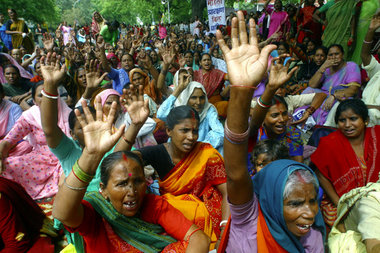 Bereits im Sommer 2004 demonstrierten Frauen in Neu-Delhi für di...