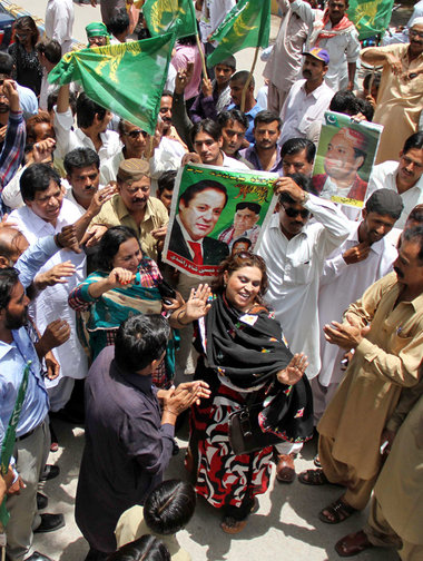 Anh&auml;nger von Nawaz Sharif feiern dessen Wahlsieg (Hyderabad...