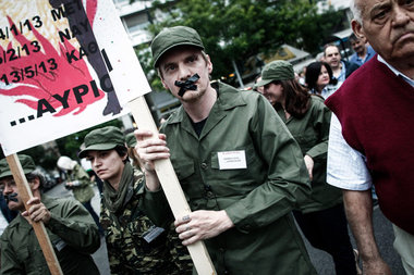 Griechische Lehrer protestierten am Dienstag in Athen in militär...