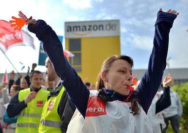 Es geht hier um die Ehre: Amazon-Beschäftige vor Werkstor in Lei...