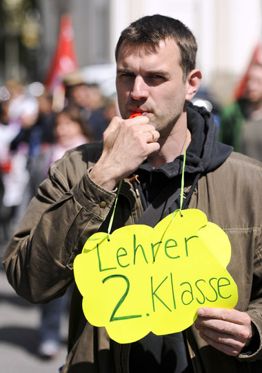 Während des Warnstreiks am Montag in Berlin forderten befristet ...