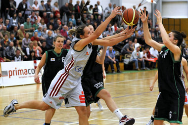 Her mit der Sensation: Händeringend kämpften beide Teams um jede...