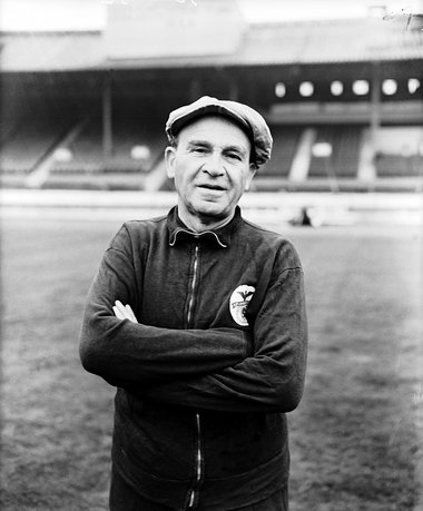 Benfica-Trainer Bela Guttman 1962 im Stadion der Spurs in London