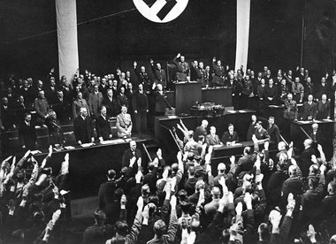 Heilrufe und Absingen der Nationalhymne am Ende von Hitlers au&s...