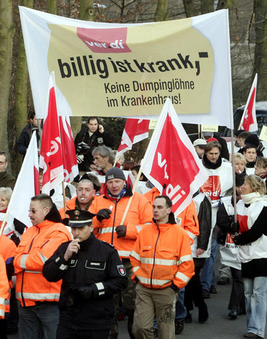 Asklepios-Mitarbeiter beim ver.di-Streik im Februar 2006 in Hamb...