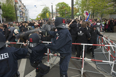 Pfefferspray gegen Antifaschisten: Gegen den Protest mehrerer ta...