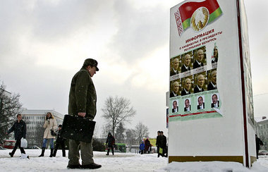 Minsk, 10. März: Informationstafel über die Kandidaten. AFP-Meld... Minsk, 10. März: Informationstafel über die Kandidaten. AFP-Meld...