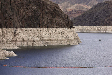 Niedrigwasser: Mineralablagerungen an Uferfelsen des Lake Mead, ...