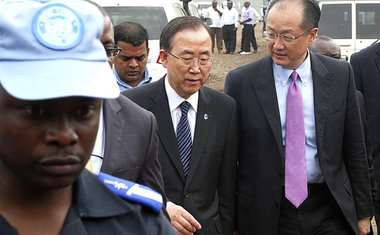 Von UN-Soldaten gesch&uuml;tzt: Ban Ki Moon in Goma