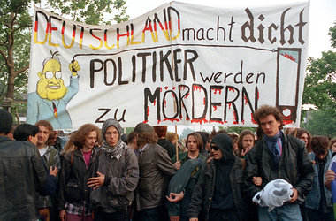 Rund 10000 Demonstranten blockierten am 26. Mai 1993 die Zufahrs...