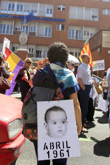 Protest Betroffener vor der Klinik »La Milagrosa« in... Protest Betroffener vor der Klinik »La Milagrosa« in...