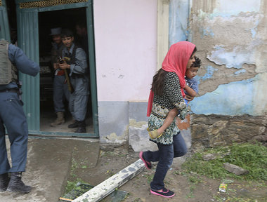 Kabul am 24. Mai: Eine junge Frau versucht, ihr Kind in Sicherhe... Kabul am 24. Mai: Eine junge Frau versucht, ihr Kind in Sicherhe...
