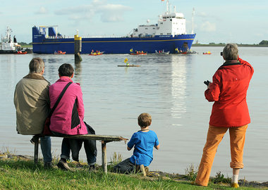 Boote der Umweltorganisation Greenpeace umringen einen mit radio...