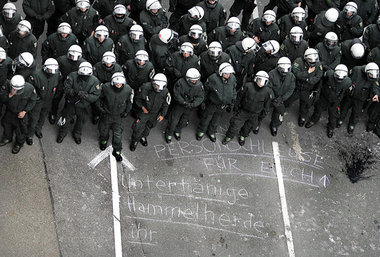 &raquo;Untert&auml;nige Hammelherde&laquo;: Polizisten warten am...
