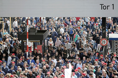 Streikende Arbeiter am 3. Mai vor dem Mercedes-Benz-/Evobus-Werk...