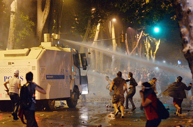 Wasserwerfer gegen Parksch&uuml;tzer: Istanbul am Samstag