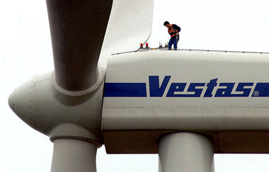Einzelk&auml;mpfer: Monteur auf einer Windkraftanlage nahe Berli...
