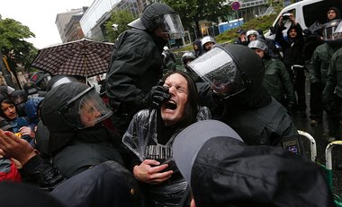 Die Polizei war trainiert: Kopf von Demonstrantin nach hinten zi...