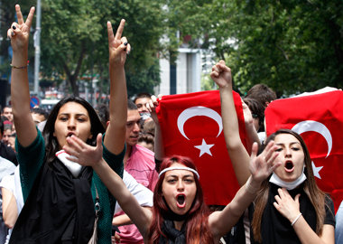 Parolen gegen Regierungschef Erdogan am Montag bei einer Demonst...