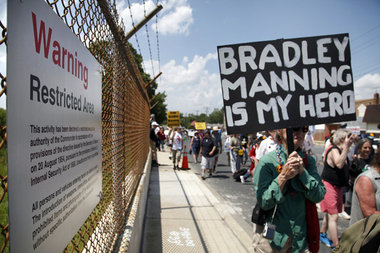 Solidaritätskundgebung für Bradley Manning vor dem abgesperrten ...