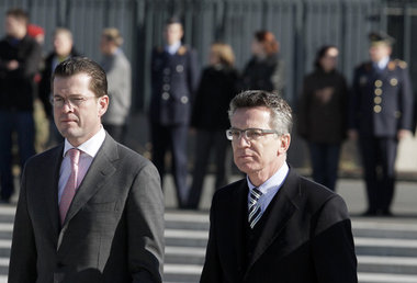 Minister wechseln &ndash; hier Amts&uuml;bergabe von Karl-Theodo...