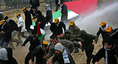 Mit Tränengas und Gummigeschossen vertrieb die israelische Armee... Mit Tränengas und Gummigeschossen vertrieb die israelische Armee...