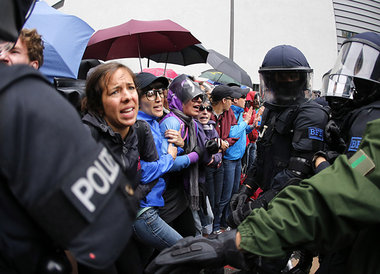 Heiterkeit im Angesicht des Freund und Helfers: Blockupy-Protest... Heiterkeit im Angesicht des Freund und Helfers: Blockupy-Protest...