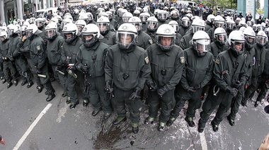 In Lauerstellung: Eine Einsatzhundertschaft gegen Blockupy am 1.... In Lauerstellung: Eine Einsatzhundertschaft gegen Blockupy am 1....