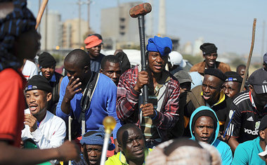 Streikende Lonmin-Arbeiter der Gewerkschaft AMCU Mitte Mai in Ru...