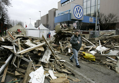 Barrikaden vor dem Brüsseler VW-Werk. Ab heute werden die Beschä... Barrikaden vor dem Brüsseler VW-Werk. Ab heute werden die Beschä...