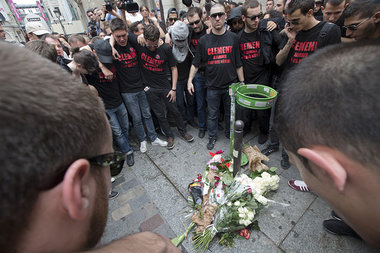 Junge Franzosen legen am Tatort in Paris Blumen nieder