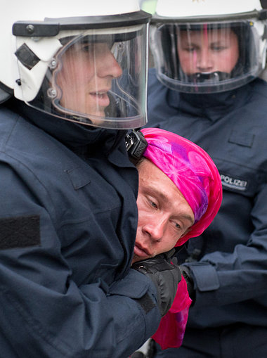 Staatsmacht au&szlig;er Kontrolle (Festnahme in Frankfurt am Mai...
